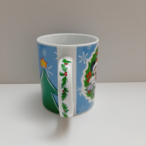 ๐ Disney Christmas Holiday Holly Wreath Mug w/ Mickey & Friends Coffee Tea Cup - Picture 6 of 10